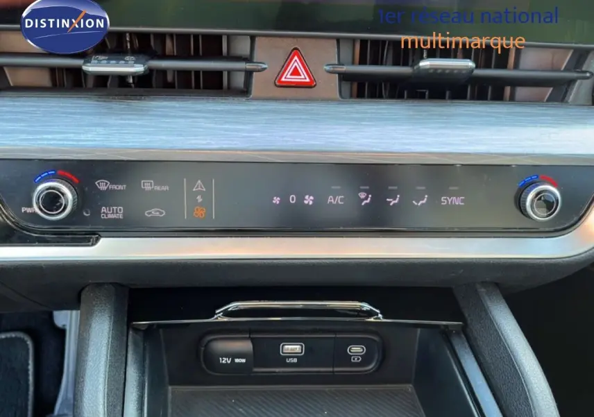 Vue rapprochée du tableau de bord du Kia Sportage 2022, mettant en valeur la console de climatisation et les ports USB.