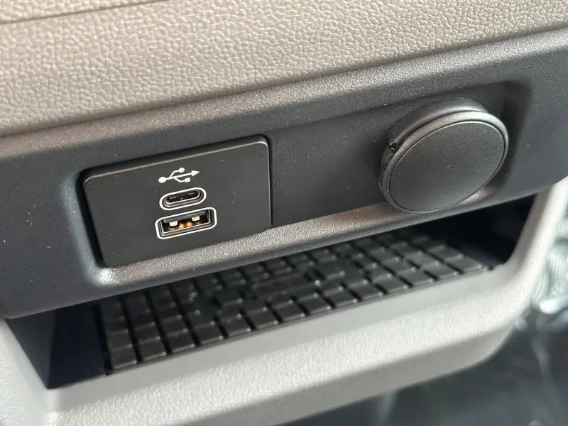 Gros plan intérieur sur les ports USB et prise 12V du Volkswagen Transporter FGN Procab gris 2025.