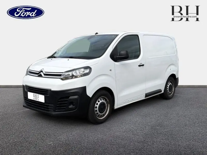 Fourgon Citroën Jumpy blanc Banquise vu en 3/4 avant droit, avec pare-chocs noir et roues acier.