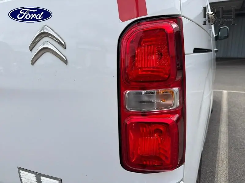Gros plan sur le feu arrière droit blanc Banquise d’un Citroën Jumpy XS 2021 avec logo Citroën visible sur la porte arrière.