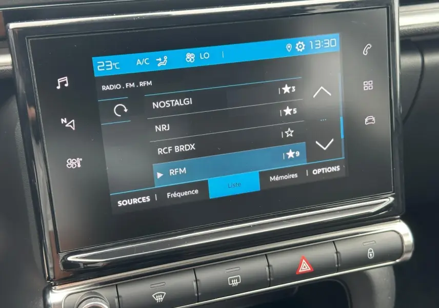 Écran tactile central affichant les stations radio dans l’habitacle d’une Citroën C3 blanche Banquise.