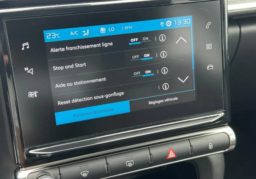 Écran tactile central de la Citroën C3 blanc Banquise affichant les réglages d’aides à la conduite en intérieur.
