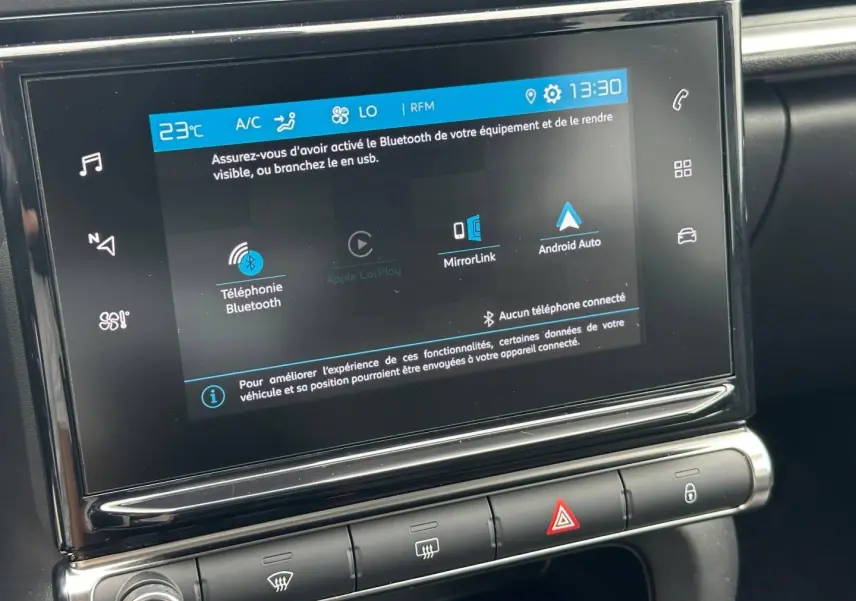 Écran tactile central de la Citroën C3 blanche, affichant les options Bluetooth et Android Auto, intérieur noir.