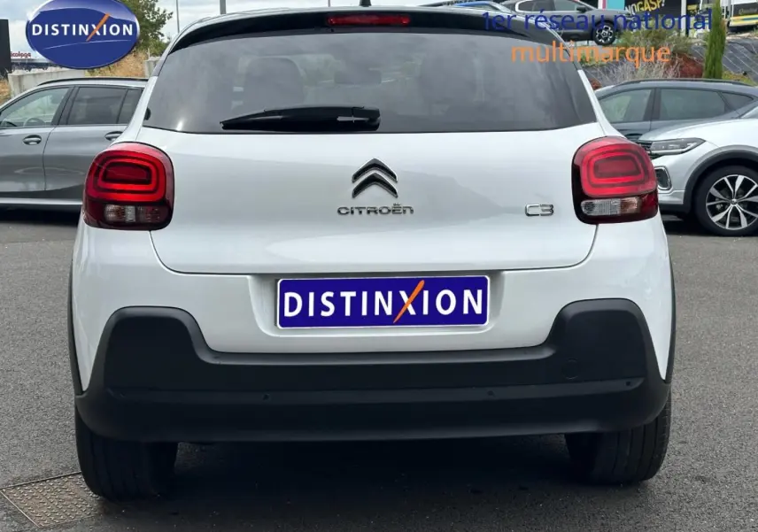 Vue arrière d'une Citroën C3 blanche Banquise avec feux arrière LED et pare-chocs noir contrasté.