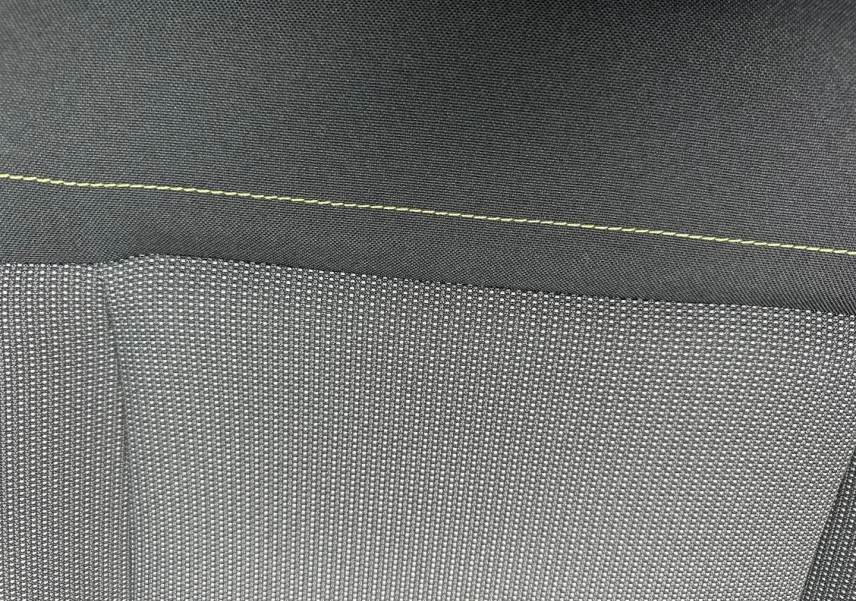 Gros plan sur le tissu Mica Grey avec surpiqûres jaunes du siège avant d’une Citroën C3 blanche Banquise 2023.