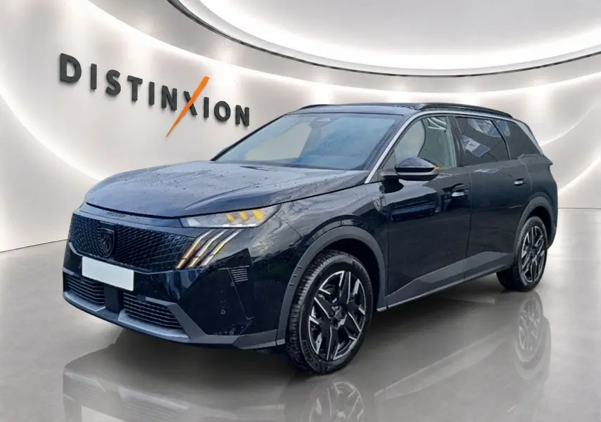 Peugeot 5008 Hybrid 145 GT noir en 3/4 avant droit, avec jantes alu et feux LED distinctifs.
