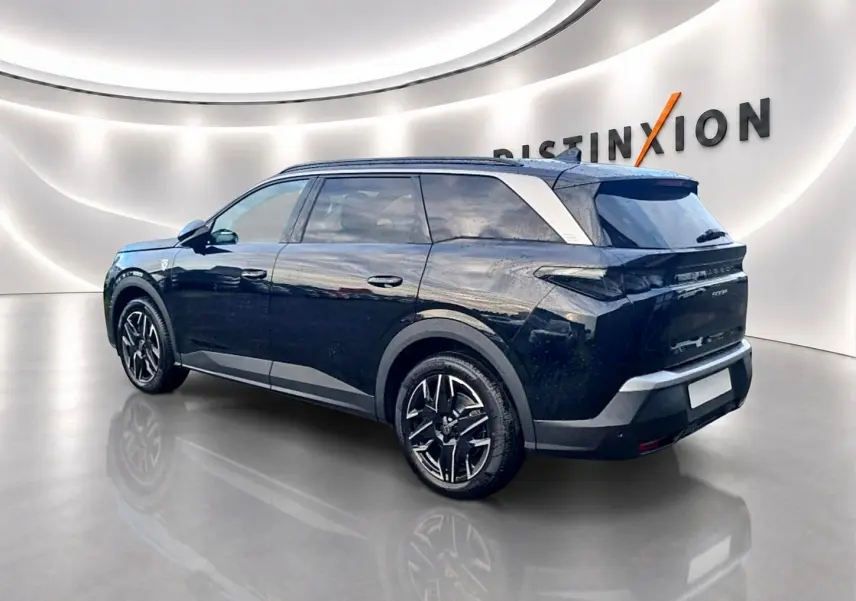 Peugeot 5008 Hybrid noir vue 3/4 arrière droit, jantes alliage et toit avec montant argenté distinctif.