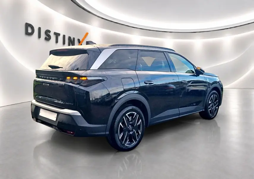 Peugeot 5008 Hybrid 145 GT noir, vue 3/4 arrière droit, jantes alu noires et toit avec insert gris.