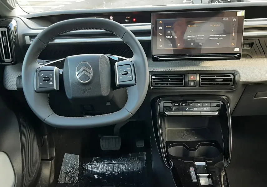 Vue intérieure du tableau de bord et volant du Citroën C3 Aircross 1.2 Hybrid 145ch, avec écran tactile et finition noire.
