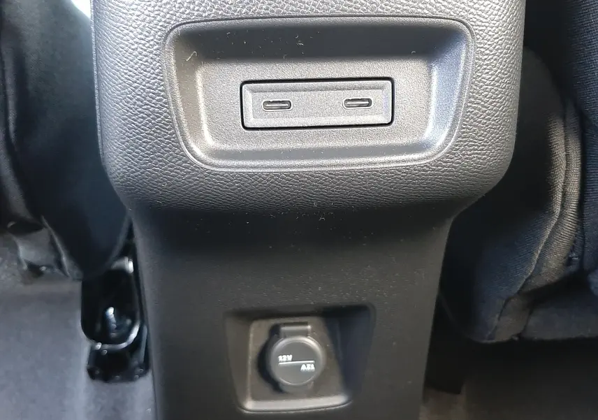 Prise 12V et ports USB intégrés à la console arrière d'une Citroën C3 Aircross 1.2 Hybrid 145ch blanc/toit noir.