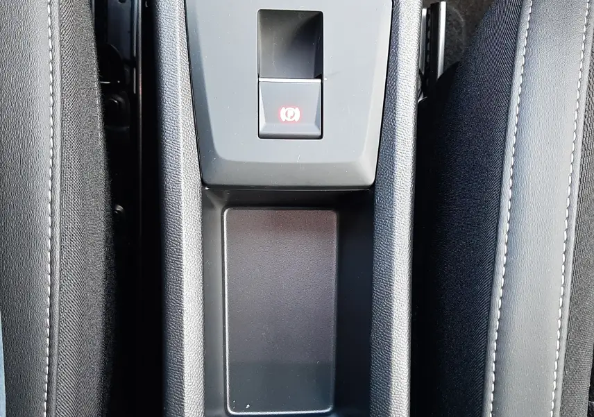 Vue plongeante sur la console centrale noire entre les sièges avant en tissu et cuir du Citroën C3 Aircross 2026.