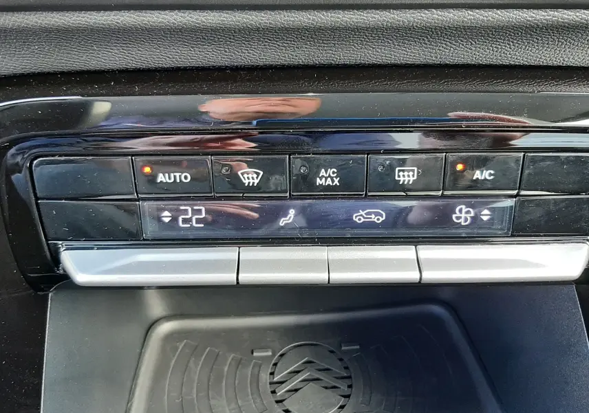 Gros plan sur la console de climatisation digitale du Citroën C3 Aircross 2026 avec affichage température à 22°C.