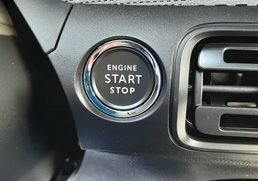 Bouton poussoir noir "Engine Start Stop" entouré de chrome sur le tableau de bord intérieur du Citroën C3 Aircross 2026.