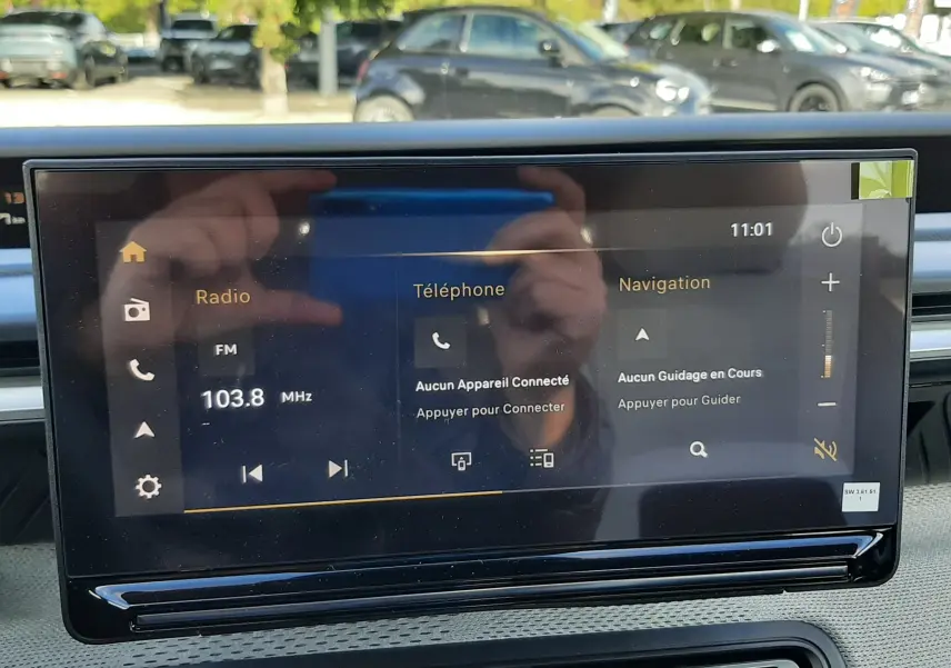 Vue intérieure centrée sur l'écran tactile multimédia du tableau de bord du Citroën C3 Aircross 2026.