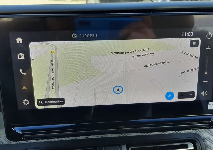 Vue intérieure du tableau de bord de la Citroën C3 Aircross 2026, écran GPS affichant une carte de navigation.