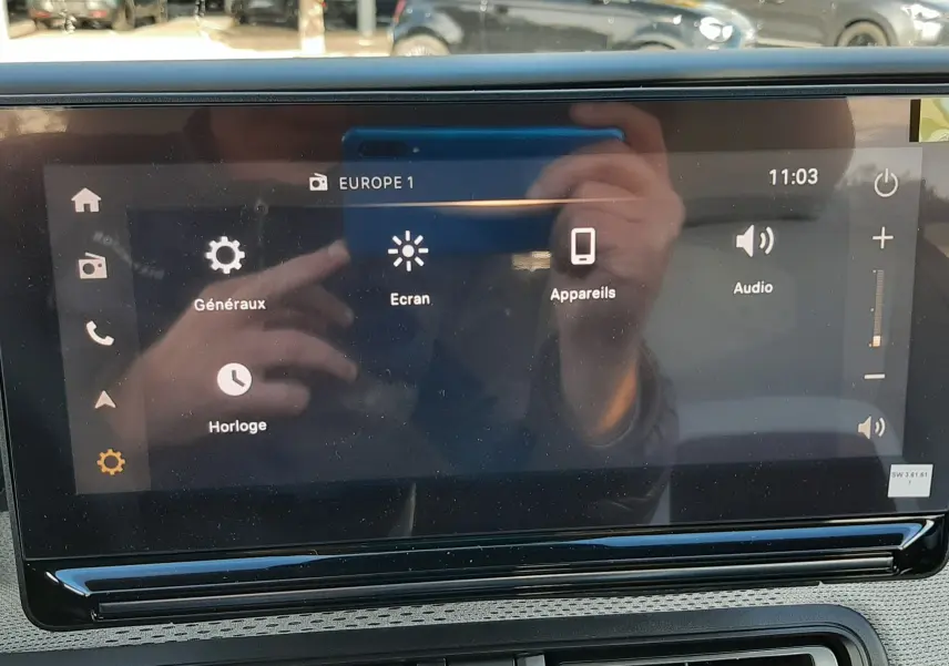 Écran tactile central du tableau de bord du Citroën C3 Aircross blanc toit noir, affichant les réglages principaux.