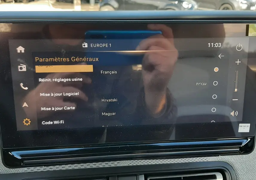 Écran tactile central du tableau de bord du Citroën C3 Aircross 2026, affichant les paramètres généraux en extérieur.