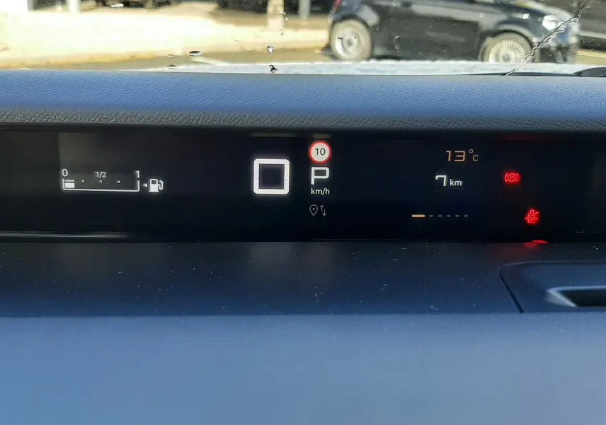 Vue du tableau de bord numérique d'une Citroën C3 Aircross blanc/toit noir, affichant la vitesse, la température et le niveau de carburant.