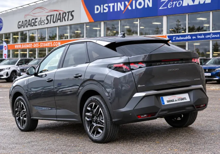 Peugeot 3008 gris titane en 3/4 arrière droit, avec jantes alliage noires diamantées et feux LED distinctifs.