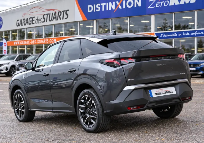 Vue 3/4 arrière droite d’un Peugeot 3008 gris titane avec jantes alliage 19’’ diamantées et feux LED distinctifs.