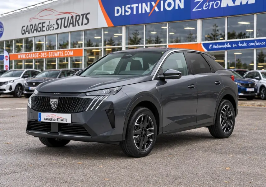Peugeot 3008 gris titane en 3/4 avant droit, avec jantes alliage noires diamantées et calandre noire distinctive.
