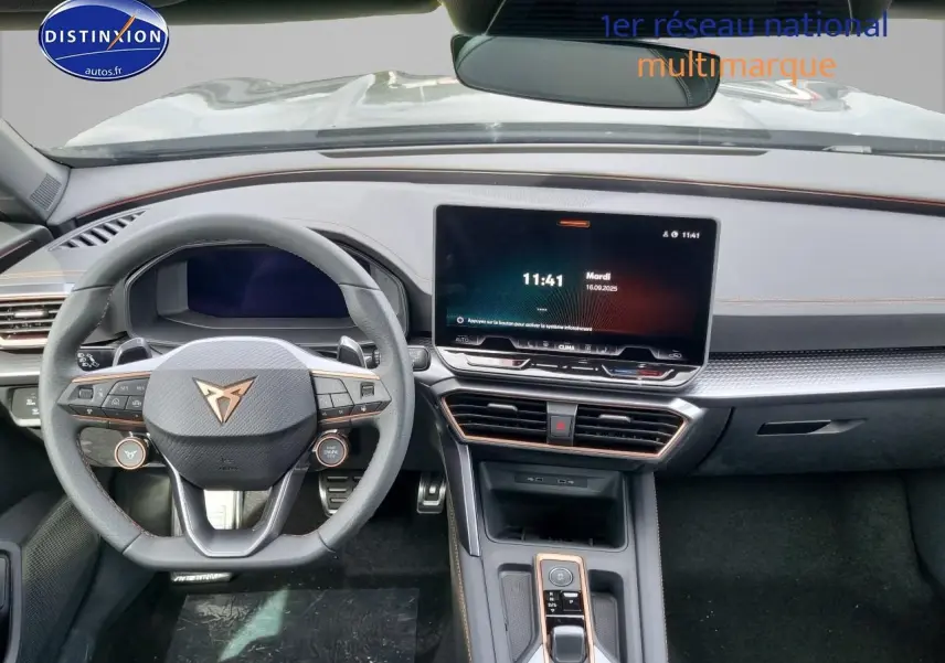 Tableau de bord et volant cuir noir du CUPRA Formentor 1.5 etsi hybrid, avec écran tactile central et finitions cuivre.