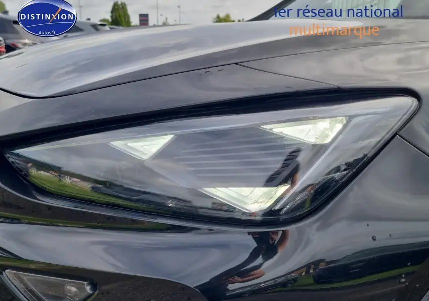 Gros plan sur le phare avant droit du CUPRA Formentor noir midnight 2025, mettant en valeur son design LED distinctif.