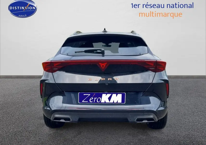 Vue arrière d'une CUPRA Formentor noir midnight avec feux LED reliés et double sortie d'échappement intégrée.