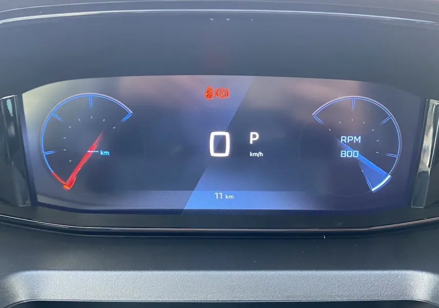 Affichage numérique du combiné d'instrumentation du Peugeot Rifter 2025, indiquant 0 km/h et 800 RPM, vue frontale.