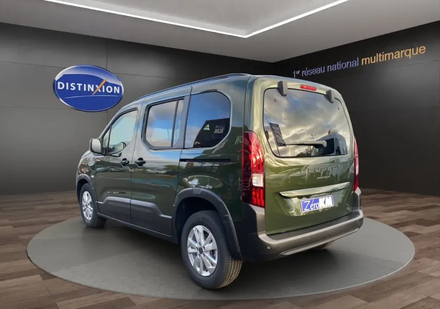 Peugeot Rifter vert Sirkka Green en 3/4 arrière droit, avec portes coulissantes et jantes alliage 16 pouces.