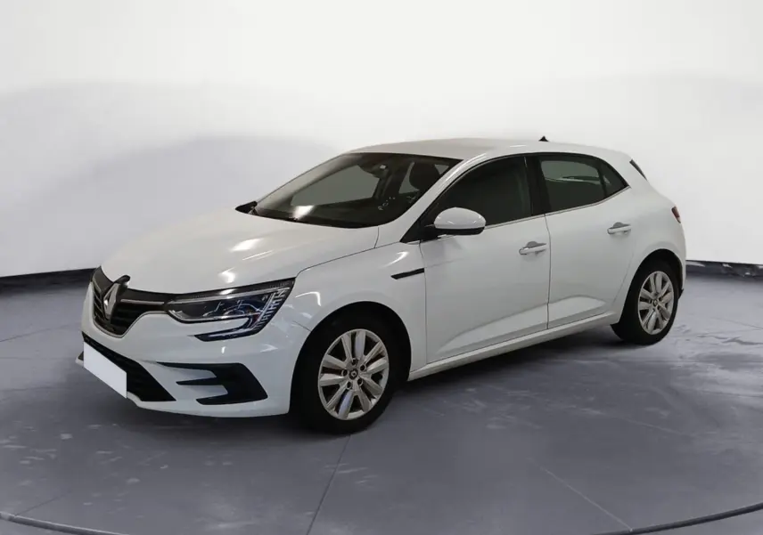 Renault Mégane IV blanche vue en 3/4 avant droit, avec phares LED et jantes alliage, sur fond neutre intérieur.