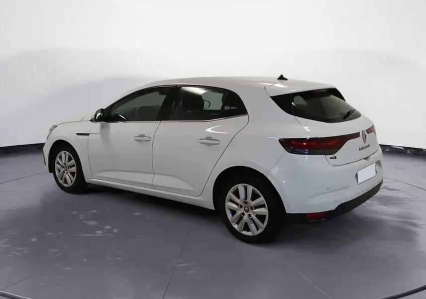 Renault Mégane IV blanche vue 3/4 arrière droit, avec caméra de recul et feux arrière allongés, année 2020.