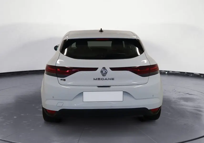 Vue arrière d'une Renault Mégane IV blanche de 2020 avec feux allongés et logo central visible.