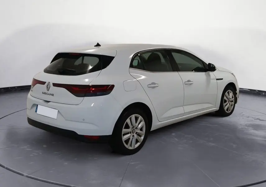 Renault Mégane IV blanche vue 3/4 arrière droit, avec feux arrière LED et caméra de recul visible.