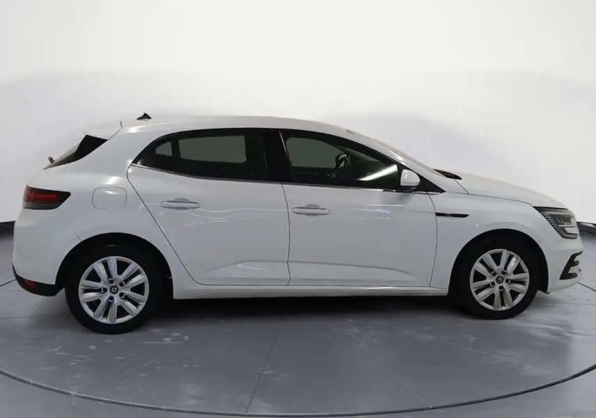 Profil côté gauche d'une Renault Mégane IV blanche de 2020, version PH2 BlueDCI 115 Zen avec caméra de recul visible.