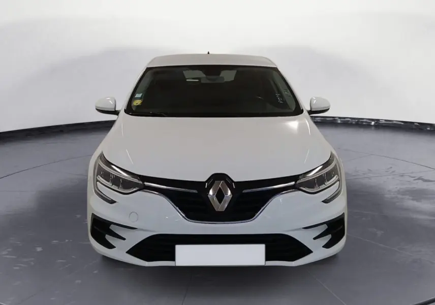 Vue avant d'une Renault Mégane IV blanche 2020, version PH2 BlueDCI 115 Zen avec calandre noire et caméra de recul visible.