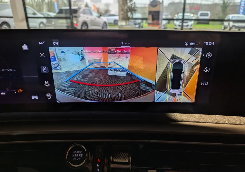 Écran intérieur du Peugeot 3008 gris titanium montrant la caméra de recul et la vue à 360° en mode stationnement.