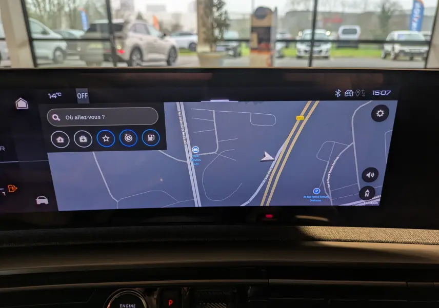 Écran tactile central du Peugeot 3008 gris titanium montrant le GPS avec vue intérieure avant du tableau de bord.