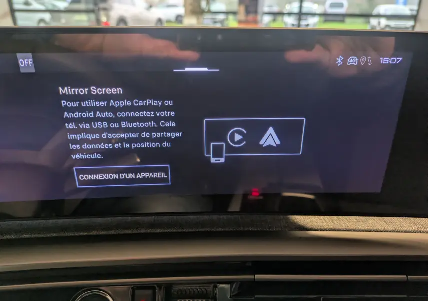Écran tactile intérieur du Peugeot 3008 gris titanium affichant l'interface Mirror Screen pour connexion Apple CarPlay ou Android Auto.