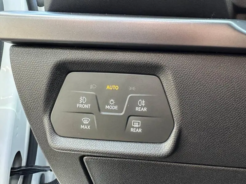 Panneau de commandes d'éclairage intérieur du CUPRA Formentor 2025, détail des boutons mode auto et feux antibrouillard.