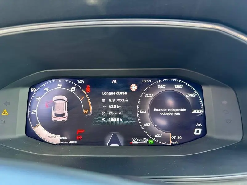 Tableau de bord numérique du CUPRA Formentor hybride 2025, affichage central avec compte-tours et vitesse en km/h.