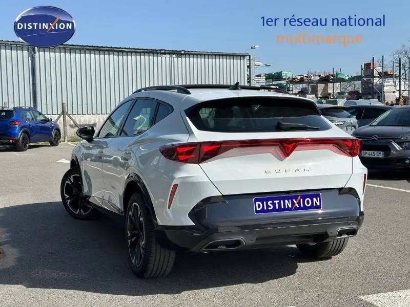 Vue 3/4 arrière droite d'une CUPRA Formentor 1.5 eTSI Hybrid 2025 en Noir Minuit métallisé avec feux arrière distinctifs.