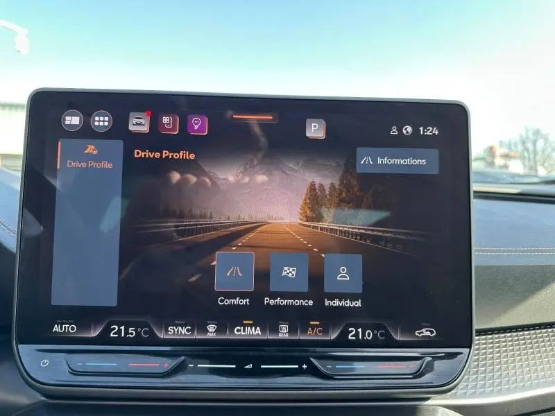 Écran tactile central du tableau de bord du CUPRA Formentor 2025 affichant les modes de conduite, intérieur moderne et épuré.