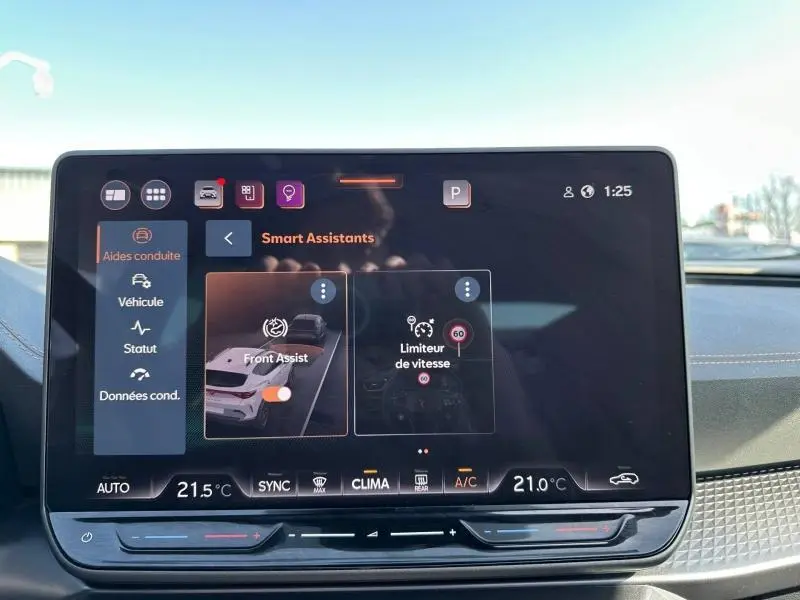 Écran tactile intérieur du CUPRA Formentor 2025 montrant les assistants de conduite avec interface moderne et fond noir.