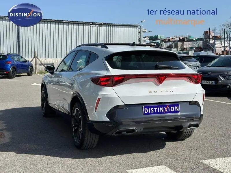 Vue 3/4 arrière d'un CUPRA Formentor 2025 noir minuit métallisé avec feux arrière en bandeau lumineux distinctif.