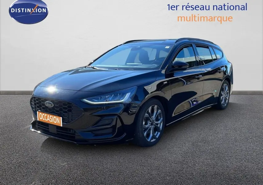 Ford Focus SW 2024 noir agate métal vue 3/4 avant droit avec calandre hexagonale et jantes alliage.