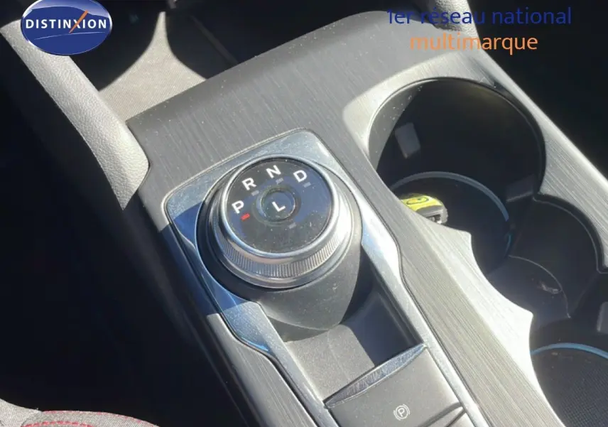 Vue rapprochée de la molette de boîte automatique sur la console centrale d’une Ford Focus SW noire.