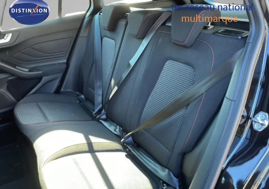Vue intérieure côté arrière droit de la banquette tissu noir avec surpiqûres rouges de la Ford Focus SW 2024 noir Agate Metal.