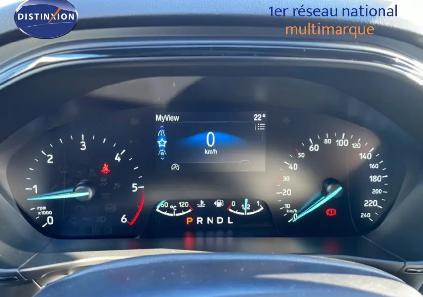 Tableau de bord numérique de Ford Focus SW 2024, affichage vitesse et compte-tours, vue frontale rapprochée.