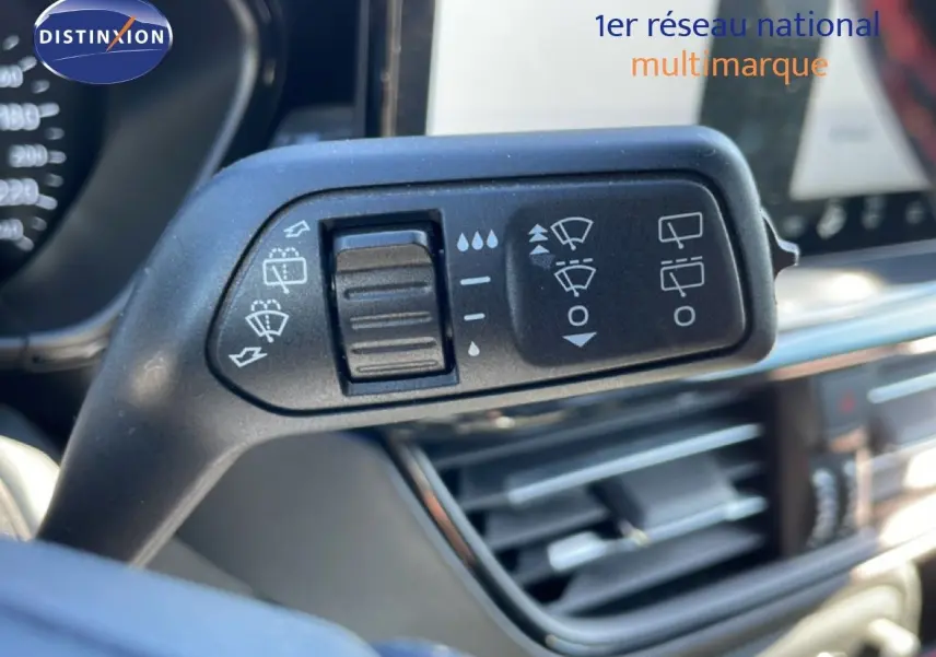 Gros plan sur la commande des essuie-glaces dans l’habitacle de la Ford Focus SW noir Agate Metal 2024.